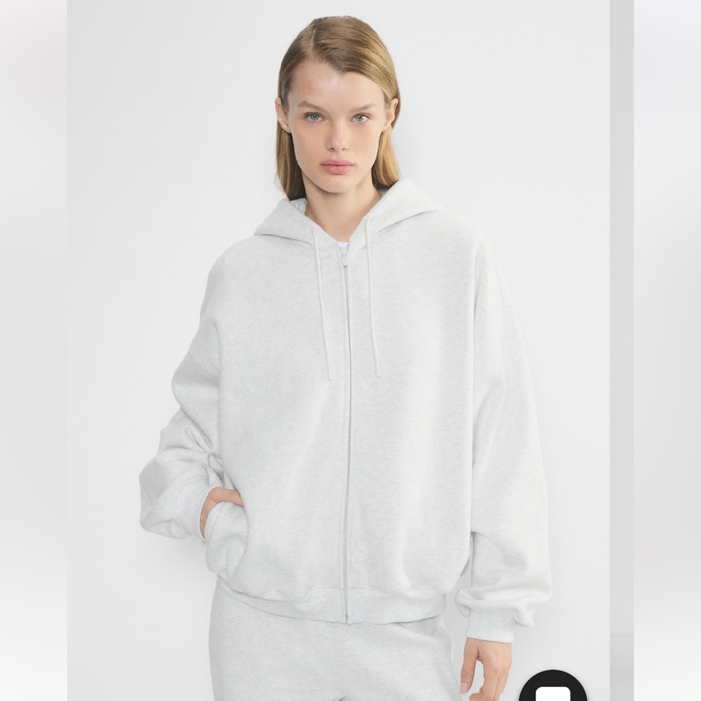 Aritzia Light Mega Fit Sweatfleece Hoodie in XS. Heather Cloud White colour